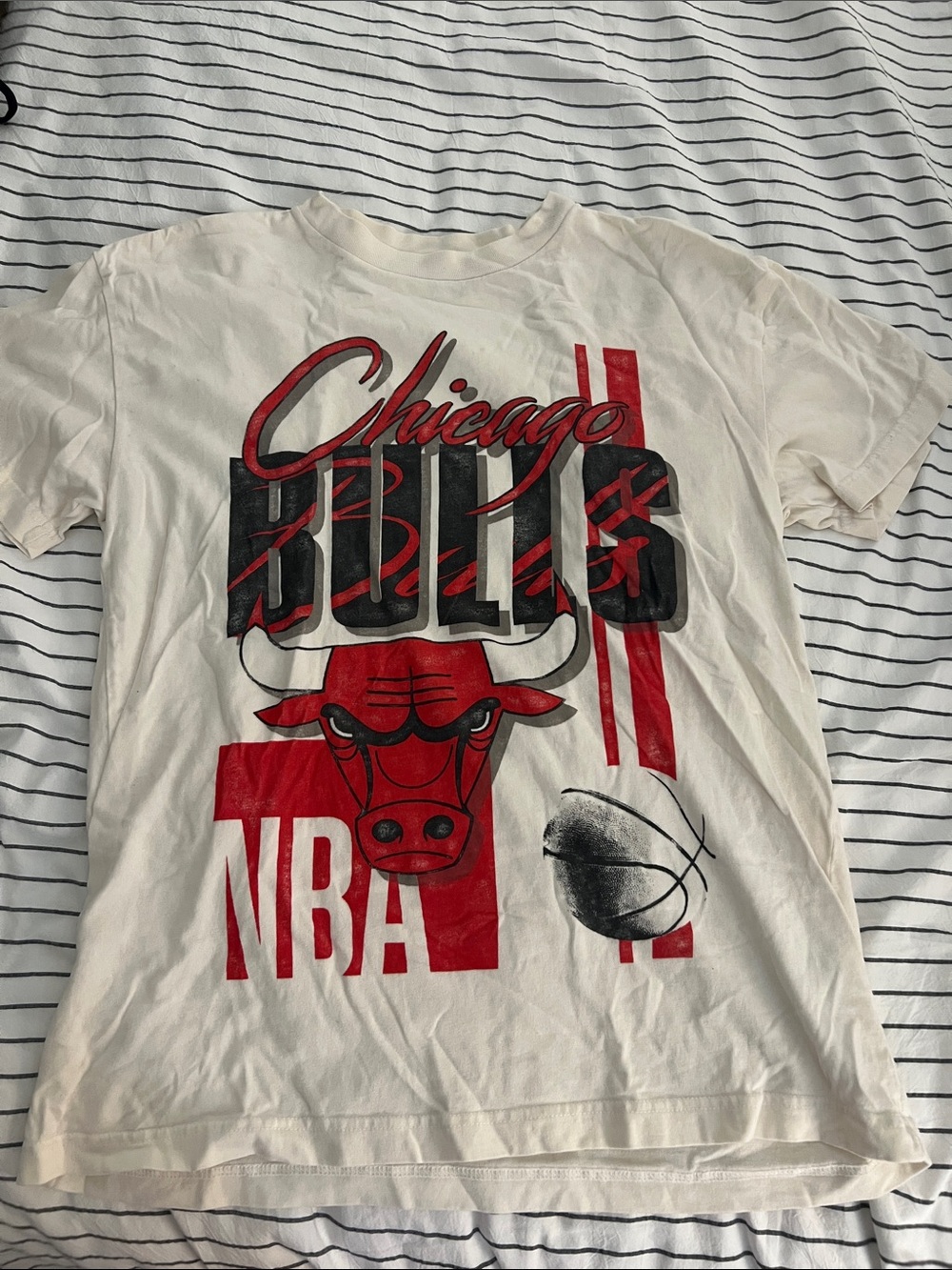 Abercrombie & Fitch White Chicago Bulls Graphic Tee - Red/Black